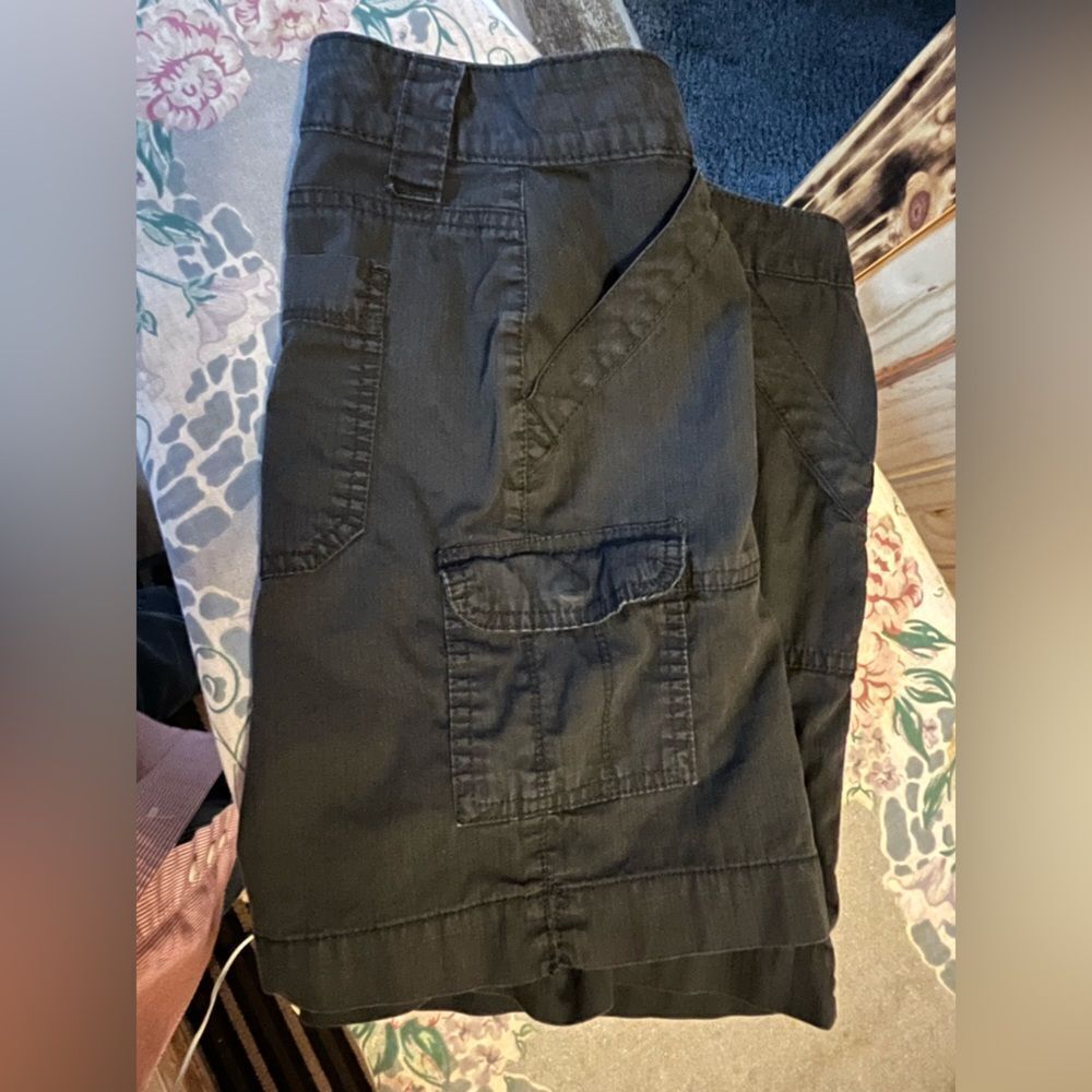 Bandolino Andelina Cargo Short Blk 8 - Picture 6 of 11